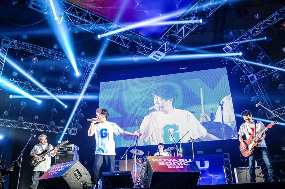 　会場を盛り上げた「バレンシアガ」の（左から）岩尾望、後藤輝基、小籔千豊、千原ジュニア