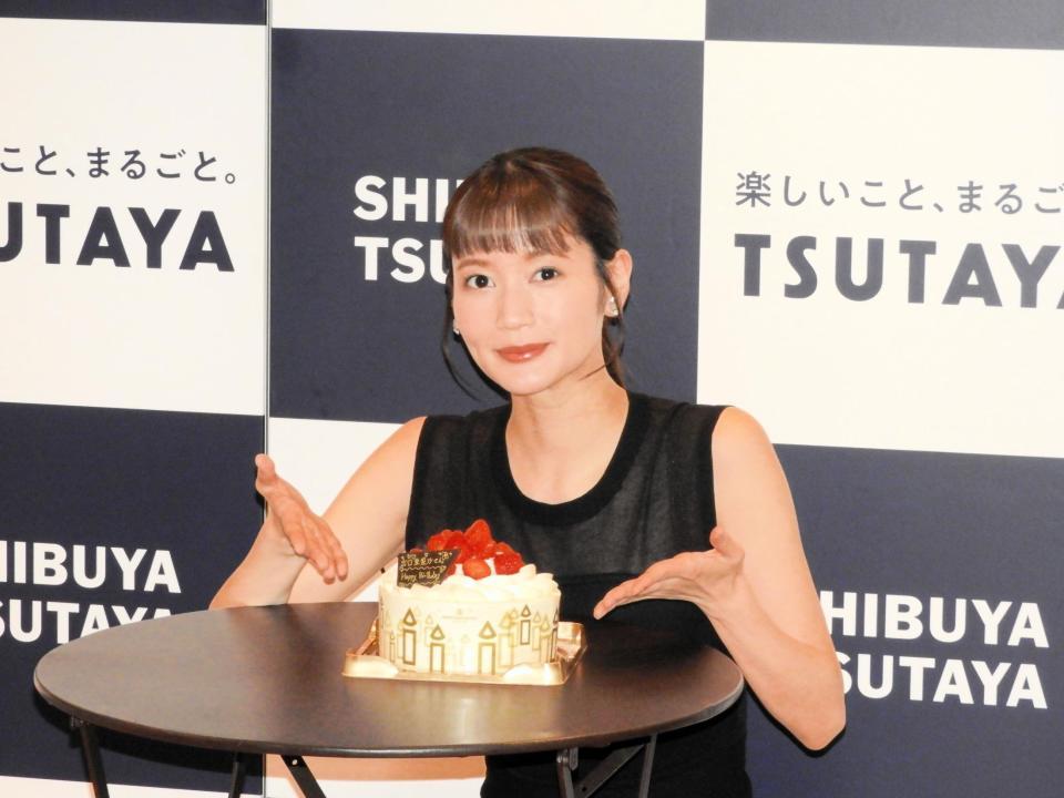 　誕生日ケーキに笑顔を見せる出口亜梨沙
