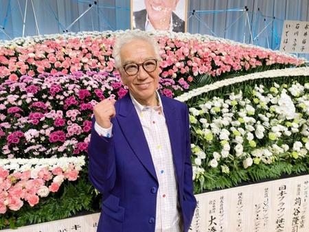 　「生存奏」を行った荒木とよひさ氏