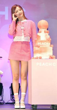 　笑顔でポーズを決めるＩＶＥ・ＲＥＩ（撮影・出月俊成）