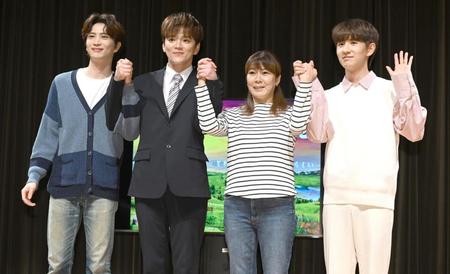 　息子役の（左から）イ・ウゴン、チャン・ユジュン、ノ・ミヌと一緒に舞台に臨む網浜直子（右から２人目）＝撮影・金田祐二