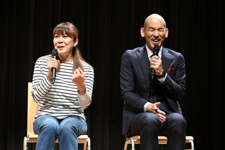 　木山裕策とトークで盛り上がる網浜直子（撮影・金田祐二）