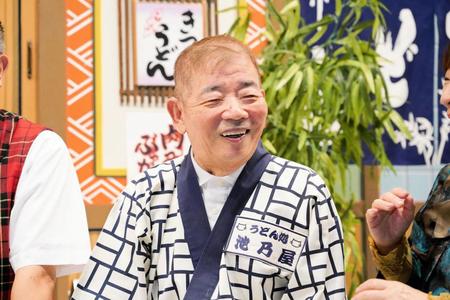 　終演後、吉本新喜劇の仲間に囲まれ笑顔を見せた池乃めだか