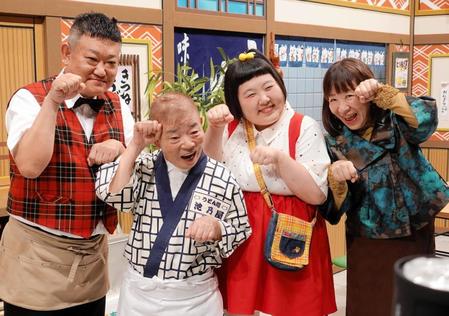 　最年長座長公演を終えた池乃めだか（左から２番目）と、共演した烏川耕一（左）、酒井藍（左から３番目）、浅香あき恵（同４番目）