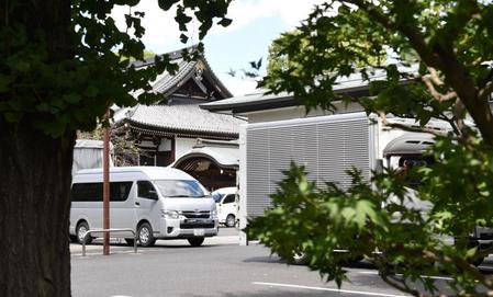 　車両で覆われた市川猿翁さんの葬儀会場