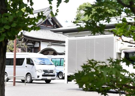 　車両で覆われた市川猿翁さんの葬儀会場