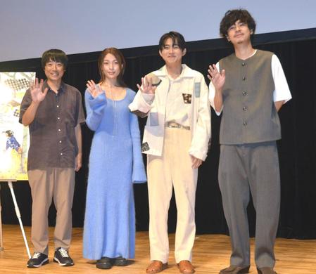 　笑顔で手を振る（左から）前田弘二監督、芋生悠、倉悠貴、成田凌
