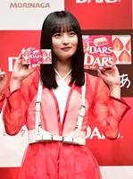 　チョコレートを手にする乃木坂４６の遠藤さくら（撮影・金田祐二）