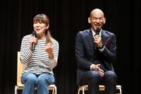 　木山裕策とトークで盛り上がる網浜直子（撮影・金田祐二）