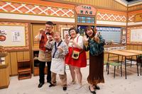 　猫のモチーフがちりばめられた衣装やセットで公演を行った吉本新喜劇の（左から）烏川耕一、池乃めだか、酒井藍、浅香あき恵