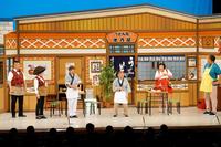 　最年長座長公演を行った池乃めだか（左から４番目）と新喜劇メンバーの（左から）烏川耕一、末成映薫、内場勝則、（１人空け）酒井藍、諸見里大介