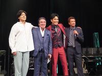 　開演前の取材に応じた（左から）木村竜蔵、鳥羽一郎、木村徹二、山川豊