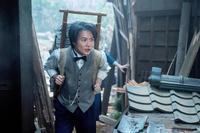 万太郎（神木隆之介）は長屋からできる限りの標本を持ち出そうとして…