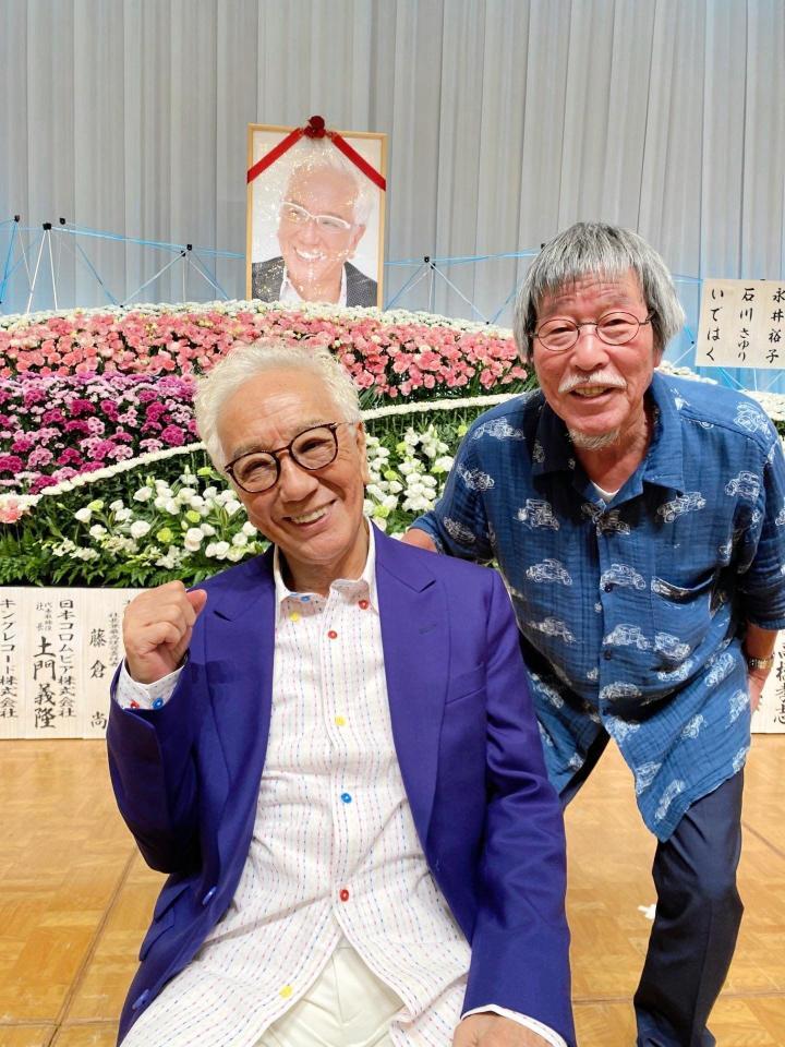 　「生存奏」を開いた荒木とよひさ氏（左）とゲストの岡千秋氏