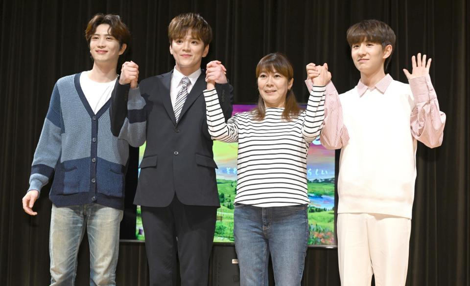 　息子役の（左から）イ・ウゴン、チャン・ユジュン、ノ・ミヌと一緒に舞台に臨む網浜直子（右から２人目）＝撮影・金田祐二