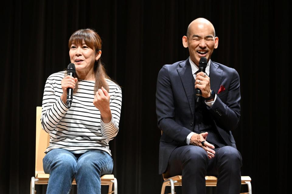 　木山裕策とトークで盛り上がる網浜直子（撮影・金田祐二）