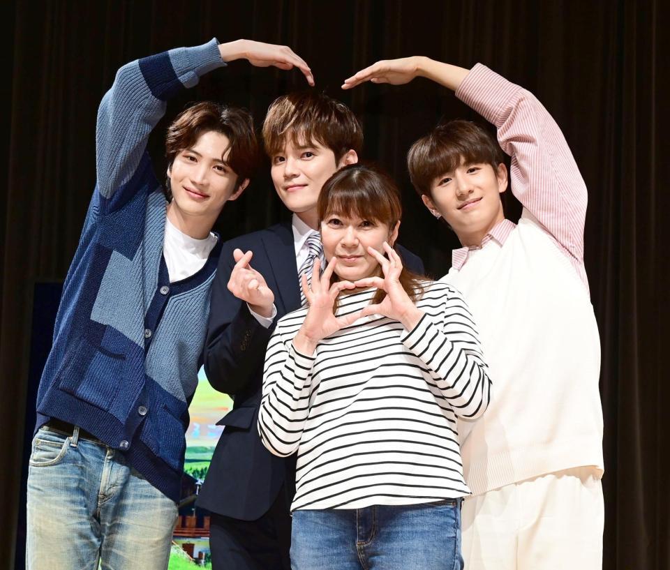 　息子役の（後方左から）イ・ウゴン、チャン・ユジュン、ノ・ミヌと一緒に舞台に臨む網浜直子（撮影・金田祐二）