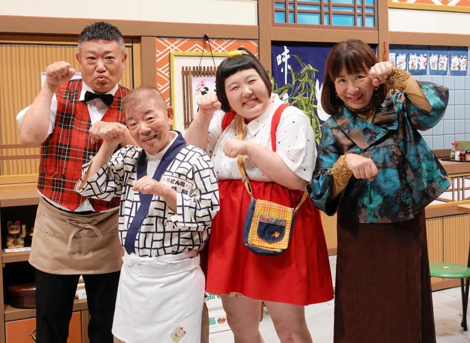 　猫のポーズを決める吉本新喜劇の（左から）烏川耕一、池乃めだか、酒井藍、浅香あき恵