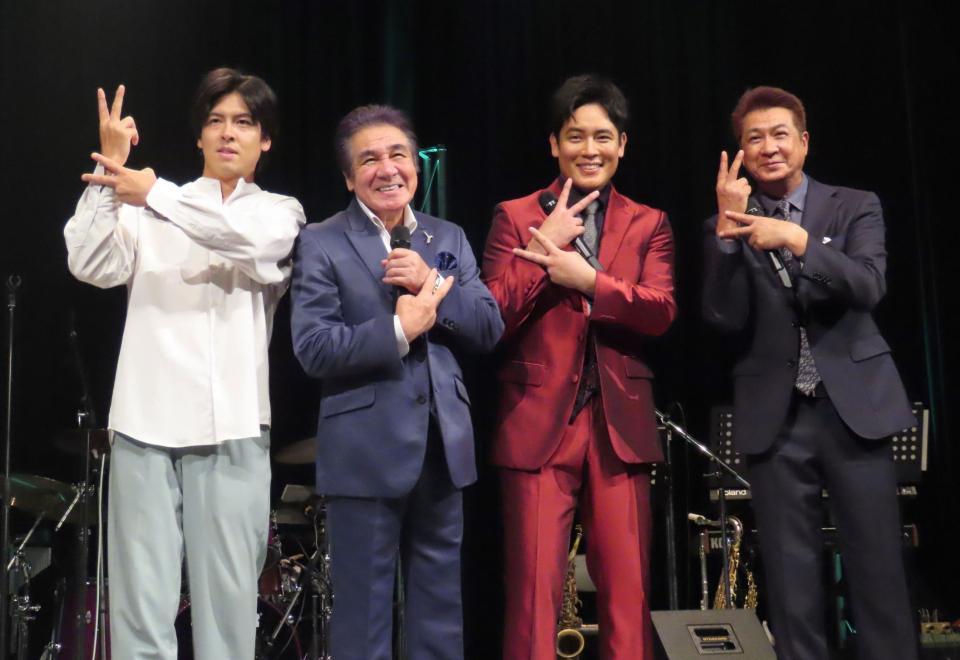 　開演前の取材に応じた（左から）木村竜蔵、鳥羽一郎、木村徹二、山川豊