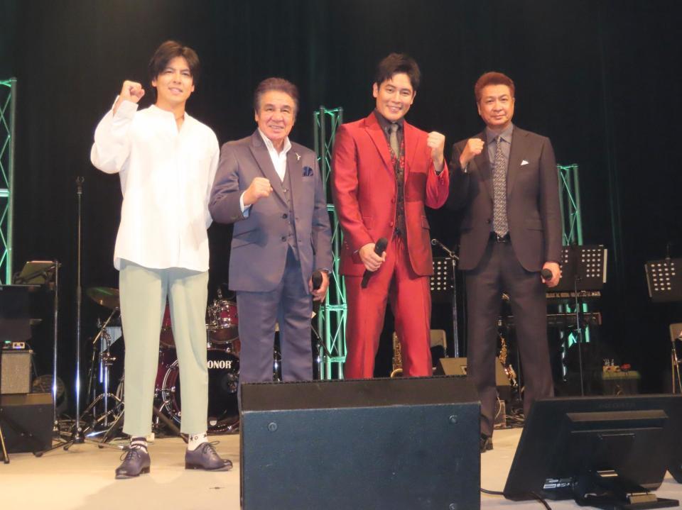 　開演前の取材に応じた（左から）木村竜蔵、鳥羽一郎、木村徹二、山川豊