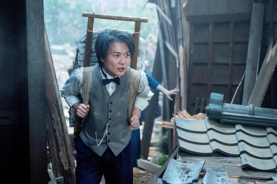 万太郎（神木隆之介）は長屋からできる限りの標本を持ち出そうとして…