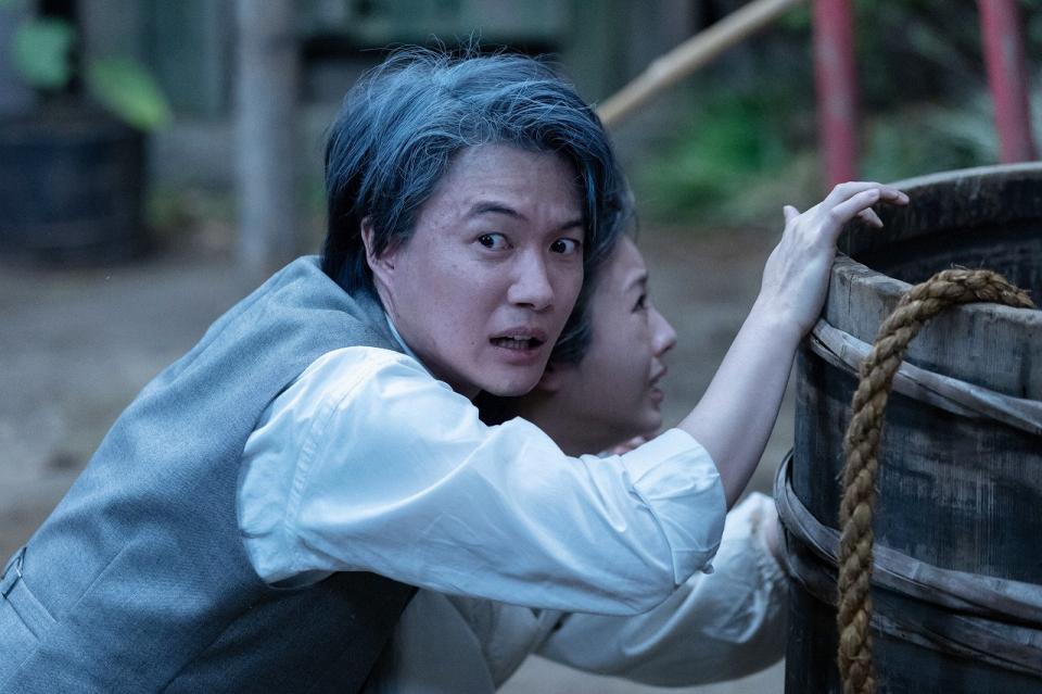 関東大震災に見舞われ、妻・寿恵子（浜辺美波）をかばう万太郎（神木隆之介）