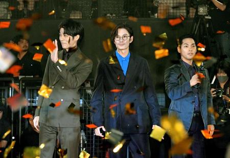　舞台あいさつに登場した（左から）松坂桃李、岡田将生、柳楽優弥
