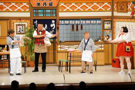 　池乃めだか（左から３番目）の最年長座長公演に出演した内場勝則（左）、烏川耕一（左から２番目）、酒井藍（左から４番目）