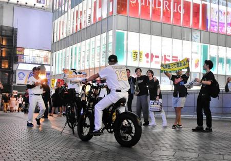 　道頓堀・戎橋上で応援歌を熱唱するオリックスファン＝大阪・なんば