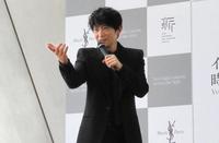 　決めポーズをする津田健次郎