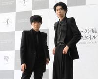 　イヴ・サンローランの服で登場した津田健次郎（左）とｉｄｏｍ