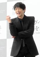 　爆笑する津田健次郎