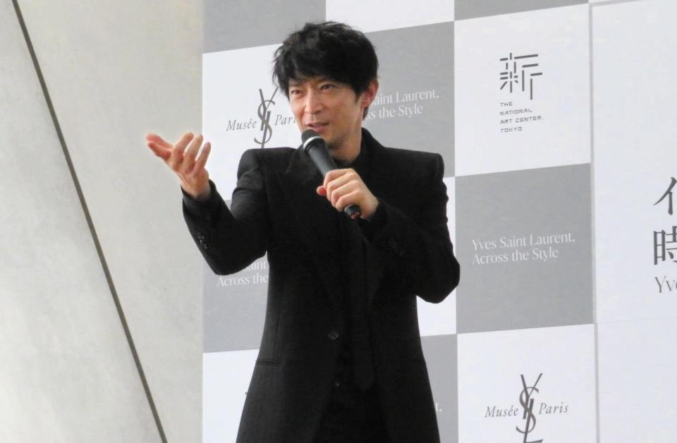 　決めポーズをする津田健次郎