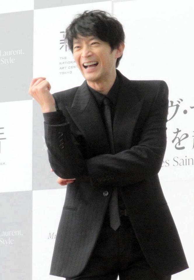 　爆笑する津田健次郎