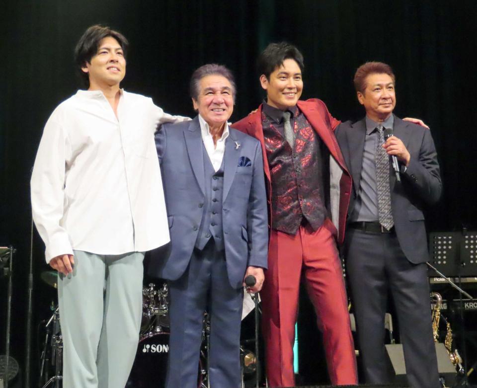 　笑顔で肩を組む（左から）木村竜蔵、鳥羽一郎、木村徹二、山川豊