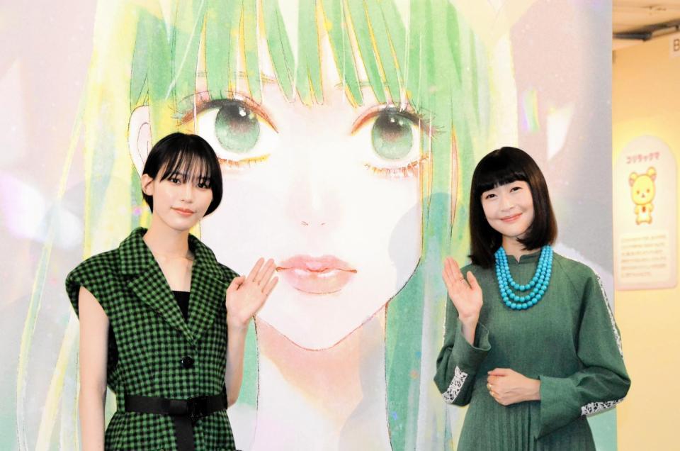 　「君に届け展“すきのちから”」のオープニングイベントに登場した（左から）南沙良、能登麻美子
