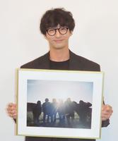 　写真を持つ古屋呂敏