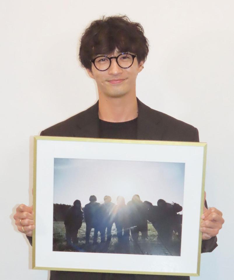 　写真を持つ古屋呂敏