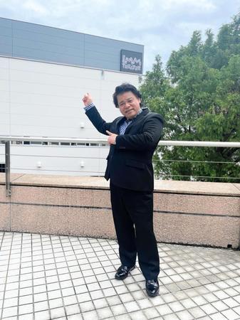 　建設途中のＩＭＭ　ＴＨＥＡＴＥＲのロゴを指さすジミー大西