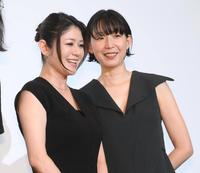 　映画「アンダーカレント」完成披露上映会舞台あいさつに登場した真木よう子、江口のりこ（右）＝撮影・堀内翔