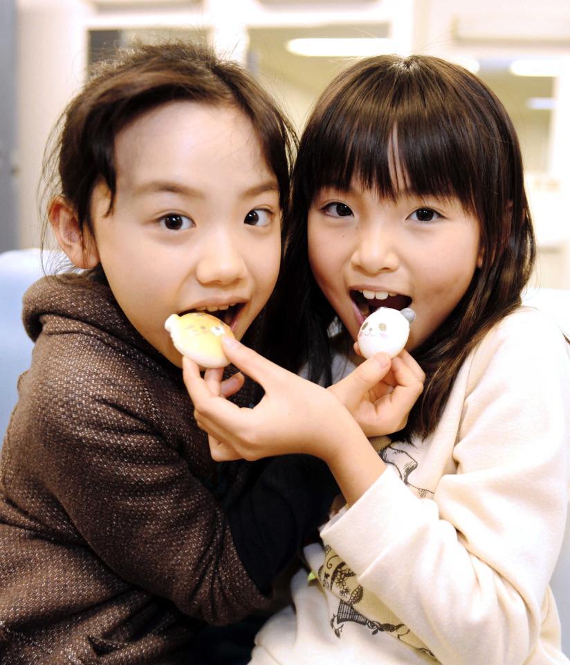 　ドラマ収録の合間に大好きなお菓子を食べてリラックスする芦田愛菜ちゃん（左）と鈴木梨央ちゃん（２０１３年１２月撮影）