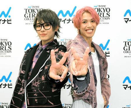 　カメラに向かってピースをするスカイピースの☆イニ☆（じん＝左）とテオくん