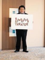 　ＩＭＭ　ＴＨＥＡＴＥＲのロゴをＰＲするジミー大西