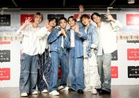 　ファースト写真集を発売したＯＮＥ　Ｎ’ＯＮＬＹの（左から）ＫＥＮＳＨＩＮ、ＮＡＯＹＡ、ＨＡＹＡＴＯ、ＴＥＴＴＡ、ＥＩＫＵ、ＲＥＩ（撮影・金田祐二）