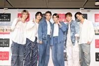 　ファースト写真週を発売したＯＮＥ　Ｎ’ＯＮＬＹの（左から）ＫＥＮＳＨＩＮ、ＮＡＯＹＡ、ＨＡＹＡＴＯ、ＴＥＴＴＡ、ＥＩＫＵ、ＲＥＩ（撮影・金田祐二）