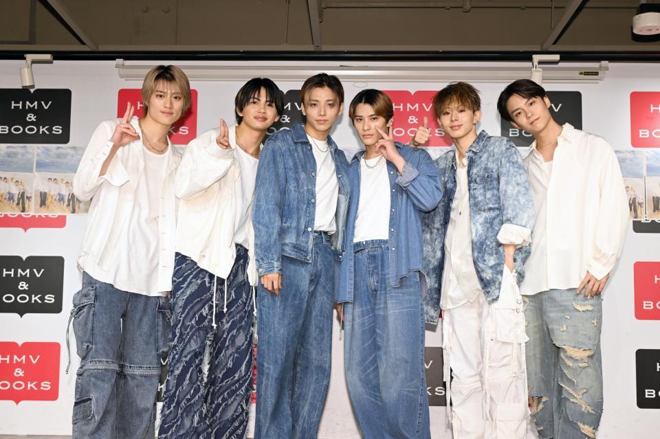 　ファースト写真集を発売したＯＮＥ　Ｎ’ＯＮＬＹの（左から）ＫＥＮＳＨＩＮ、ＮＡＯＹＡ、ＨＡＹＡＴＯ、ＴＥＴＴＡ、ＥＩＫＵ、ＲＥＩ（撮影・金田祐二）