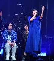 　熱唱するアイナ・ジ・エンド（撮影・園田高夫）