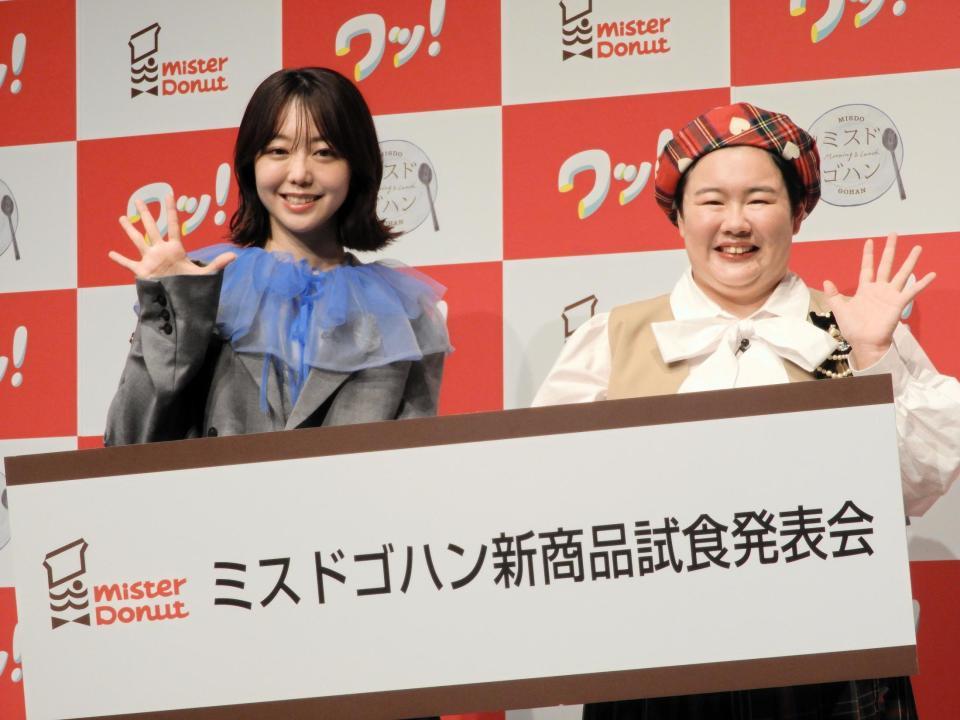 　イベントに登壇した峯岸みなみ（左）とやす子