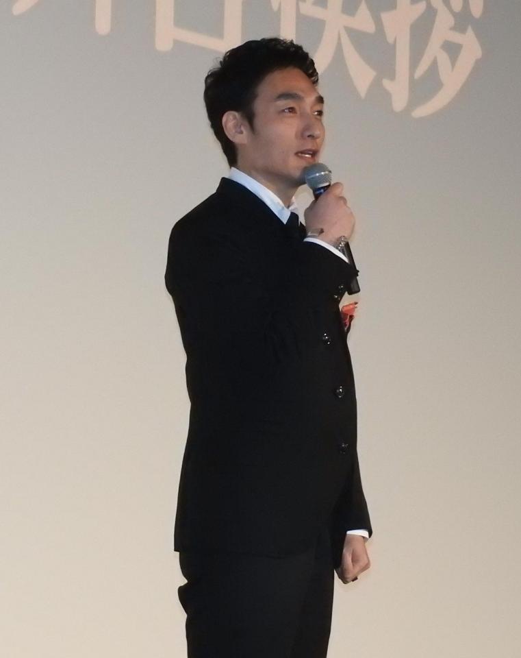 　「ミッドナイトスワン」３周年記念舞台あいさつに出席した草彅剛