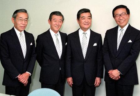 　９３年、紫綬褒章受章時のダークダックスの（右から）遠山一さん、喜早哲さん、佐々木行さん、高見沢宏さん